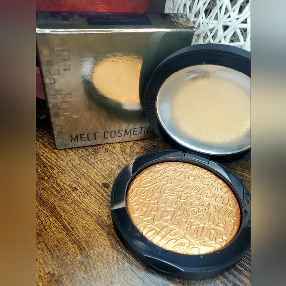 MELT cosmetics- digital dust highlight/bronzer (Nova) - Picture 8 of 11